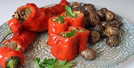 Peperoni cornetto ripieni di seitan, pinoli, funghi e pomodori secchi