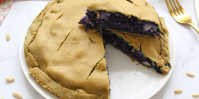 Torta salata con cavolo viola, tofu e olive