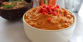 Hummus di peperoni rossi con grissini fatti in casa