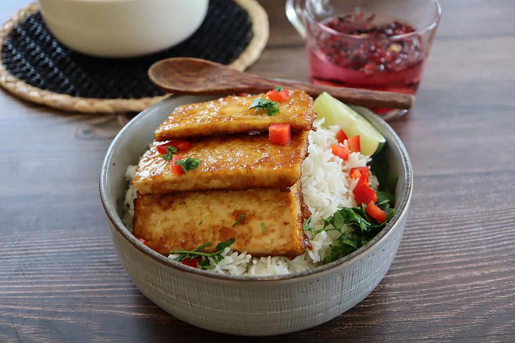 Tofu fritto glassato con riso basmati