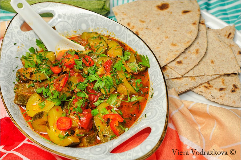 Zucchini masala curry piccante e speziato