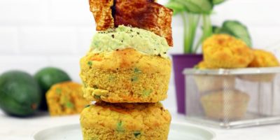 Muffin salati vegani con crema di avocado e “bacon”