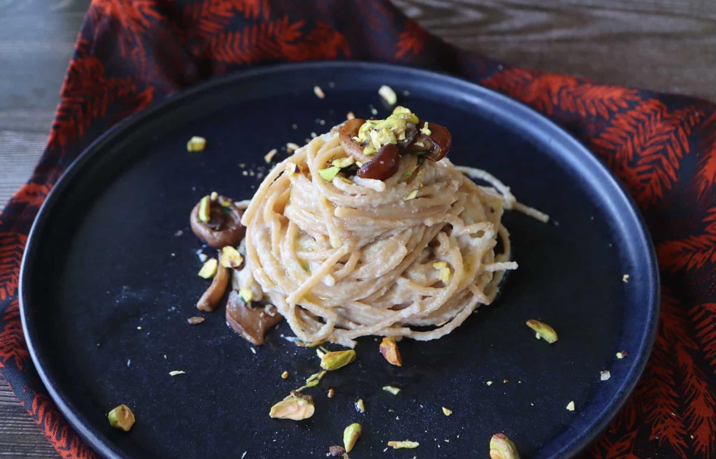 Spaghetti di kamut con crema di cavolfiore, funghi e pistacchi