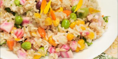 Insalata di riso fresca e primaverile senza glutine
