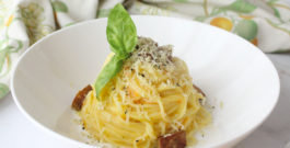 Spaghetti con datterini gialli e tofu affumicato (vegan, senza glutine)