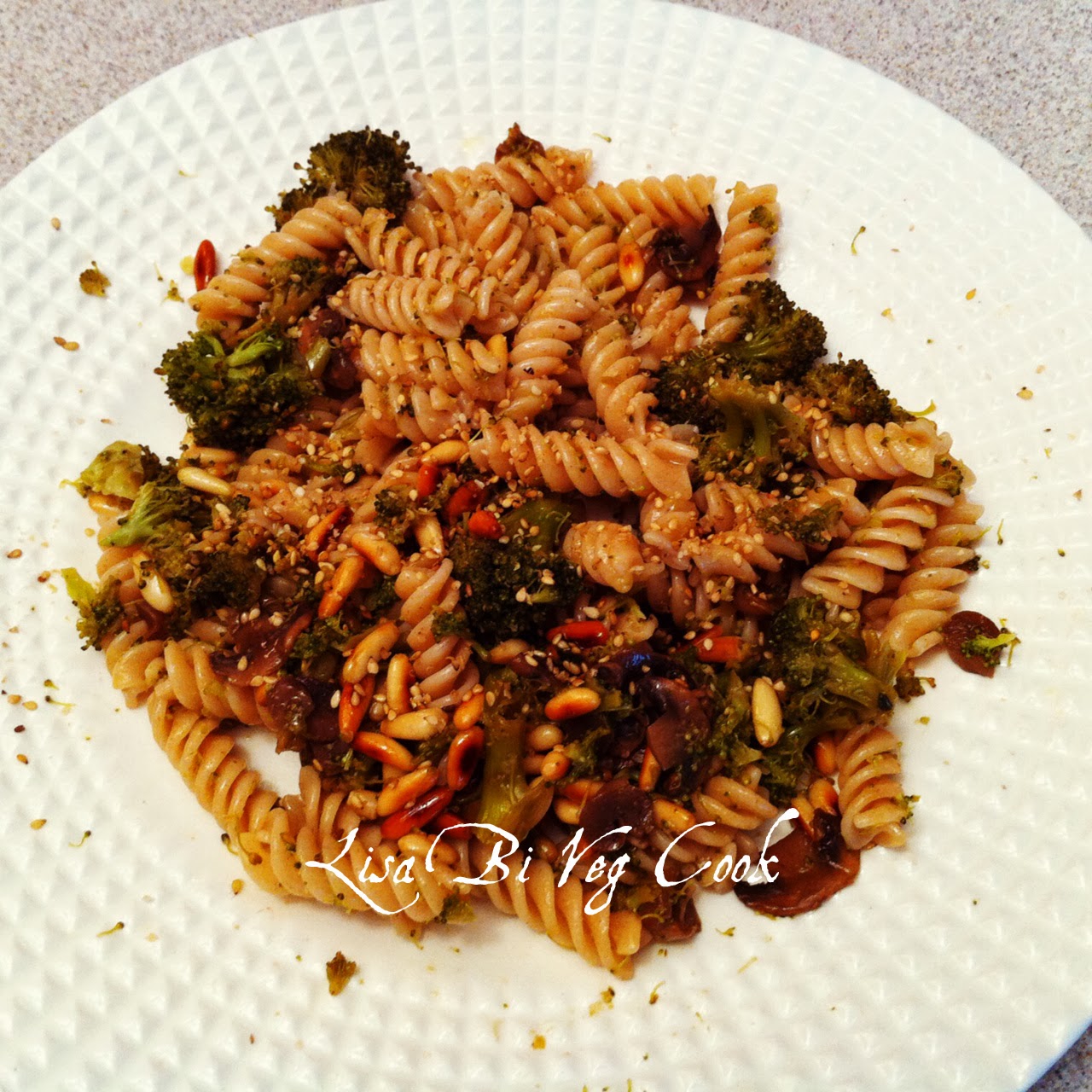 Fusilli di farro con broccoli, funghi e pinoli
