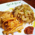 Straccetti di seitan auto-prodotto al limone, cavolo cappuccio con uvette e salsa tomatillo