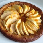Crostata alle mandorle con mele e marmellata di albicocche Crostata alle mandorle con mele e marmellata di albicocche