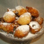 Frittelline vegan di carnevale alle mele e uvetta Frittelline vegan di carnevale alle mele e uvetta