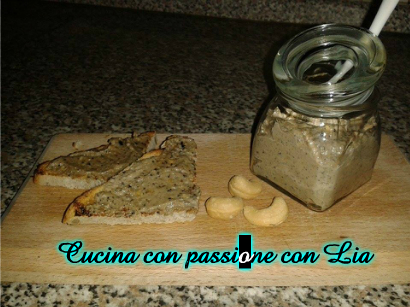 Cremoso di anacardi e olive nere