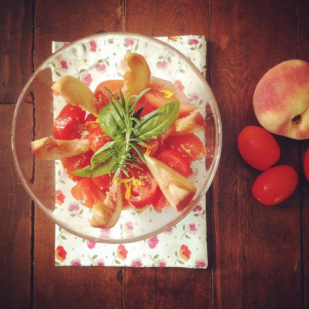 Insalata di pesche e pomodori