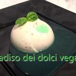 Panna cotta vegan al basilico con salsa alla menta Panna cotta vegan al basilico con salsa alla menta