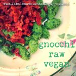 Gnocchi raw vegan con spinaci e pomodorini secchi