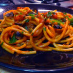 Bucatini al sugo con capperi e olive nere Bucatini al sugo con capperi e olive nere