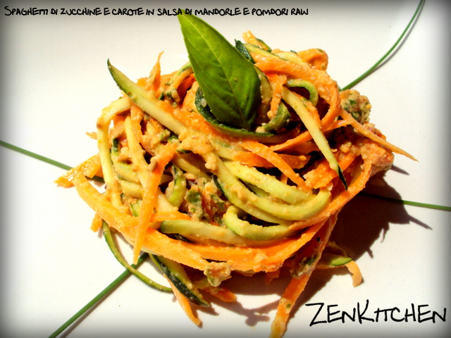 Spaghetti di zucchine e carote in salsa di mandorle e pomodori raw
