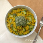 Quinoa con zucchine, curcuma e tahini-prezzemolo dressing