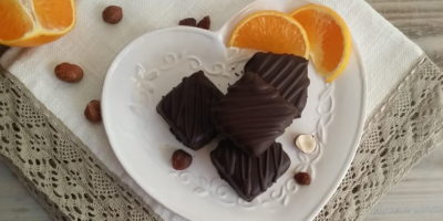 Quadrotti al cacao e nocciole raw profumati all’arancia e cannella