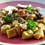 Gnocchi di farina di ceci e zafferano con funghi shiitake freschi