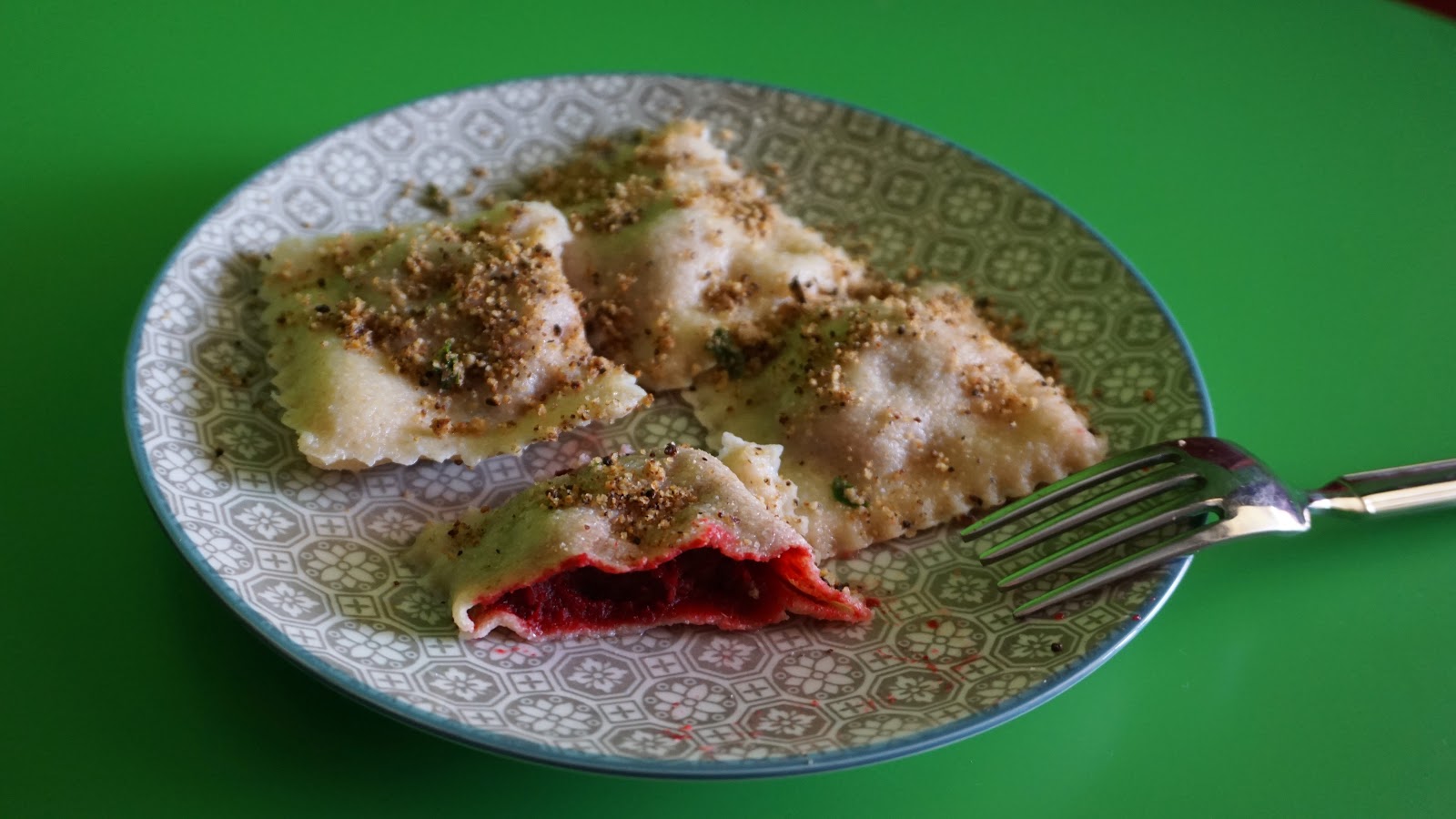 Ravioli saragolla integrale ripieni di patata dolce e rapa rossa con crumble di nocciole