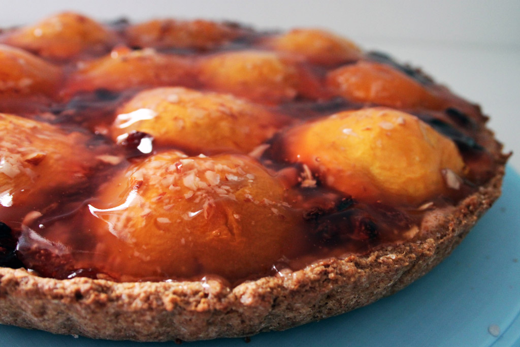 Non la solita crostata integrale vegana: questa è un tripudio di pesche