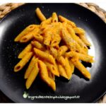 Penne integrali con crema di peperoni e carote alla senape Penne integrali con crema di peperoni e carote alla senape