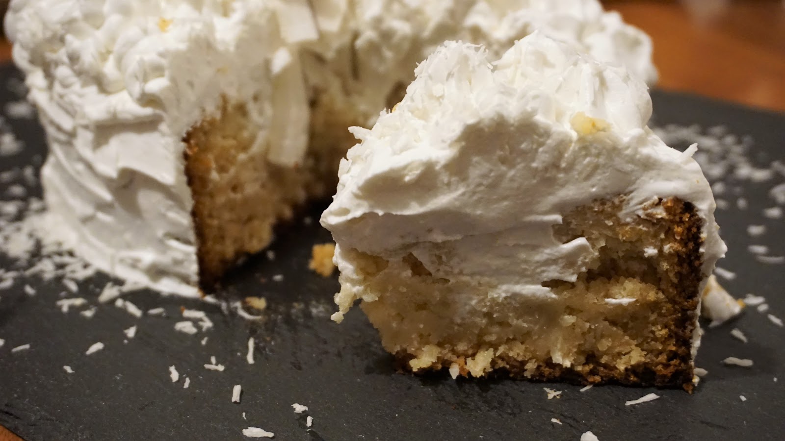 Poke cake con cocco e menta