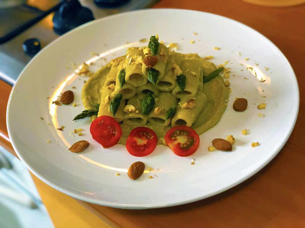 Rigatoni in salsa di asparagi con granella di mandorle e noci