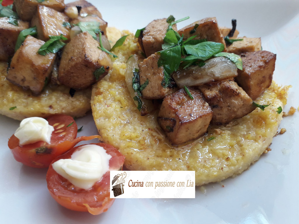 Medaglioni di polenta croccanti con tofu marinato