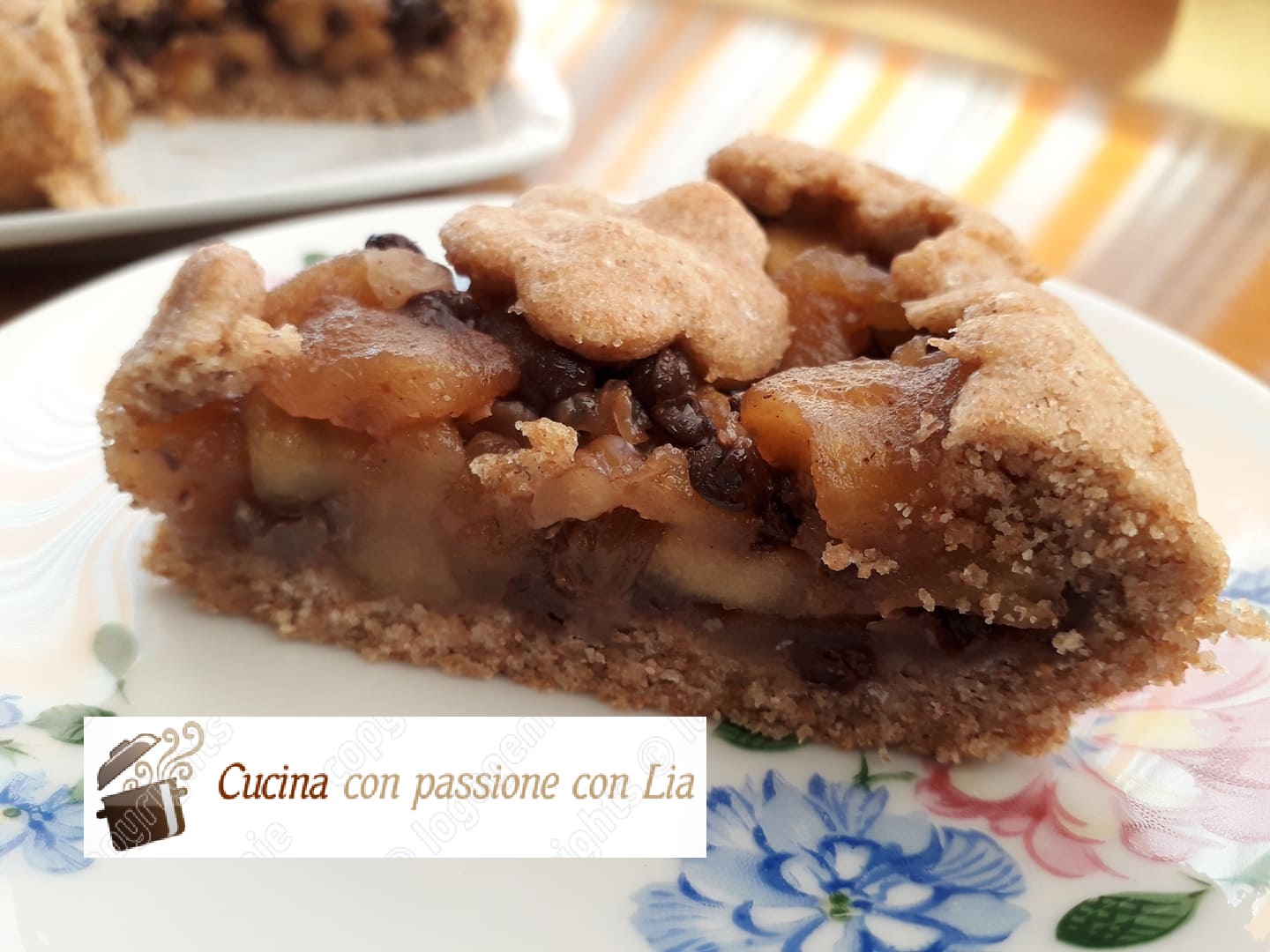 Crostata integrale con mele, noci, uvetta e cioccolato fondente