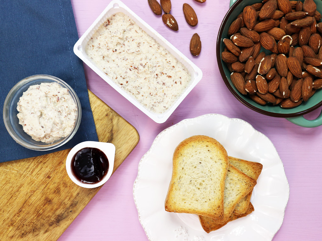 Formaggio di mandorle vegan fatto in casa (buono anche per i dolci!)