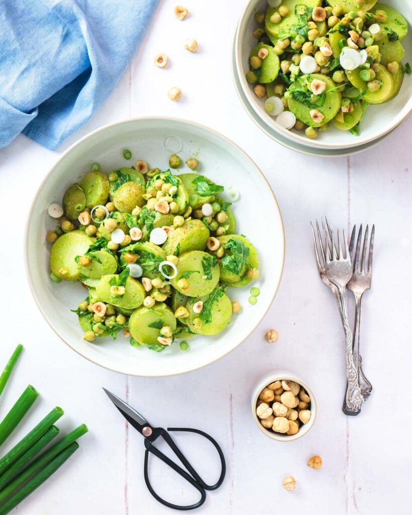 Insalata di patate vegana all'Italiana con nocciole e rucola