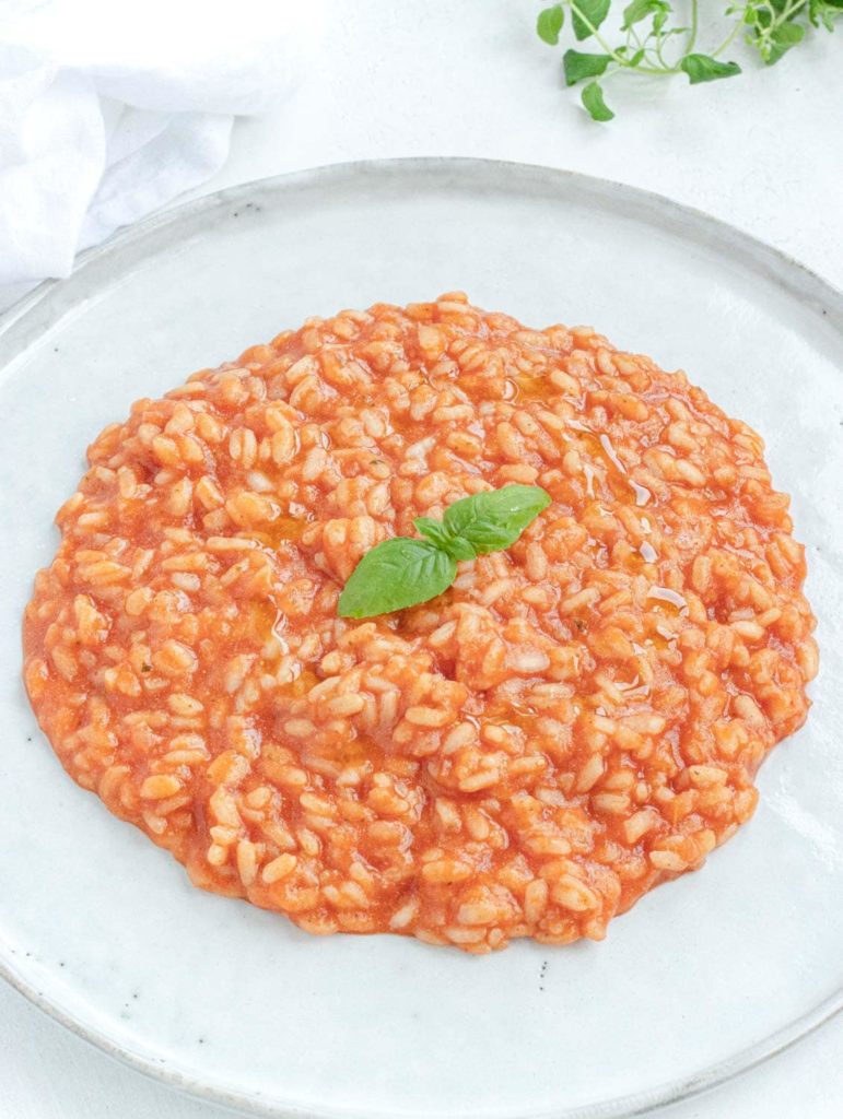 Risotto al pomodoro senza burro, cremoso e leggero