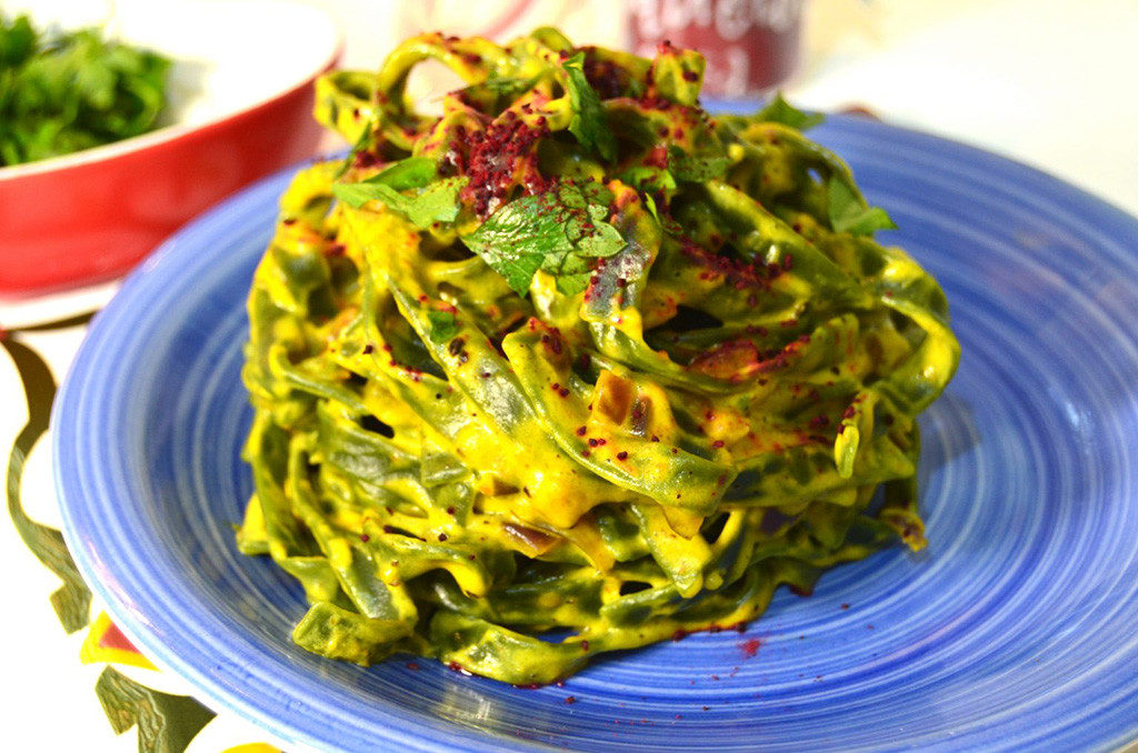 Pasta di legumi con salsa allo zafferano, Ricetta vegan