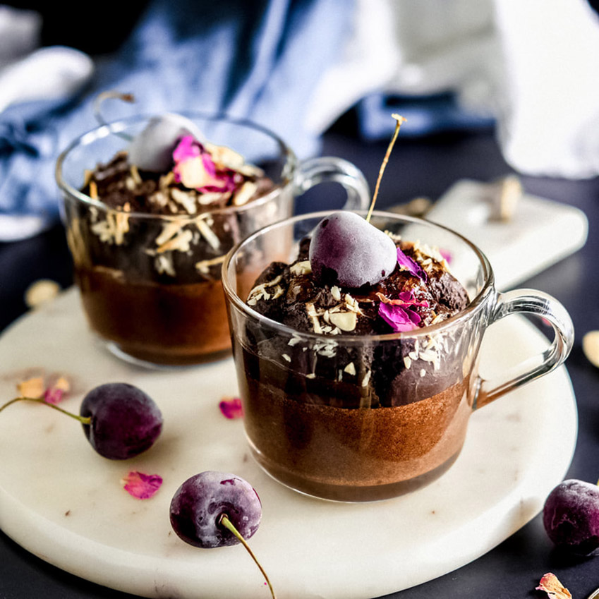 Torta in tazza cioccolato e ciliegie