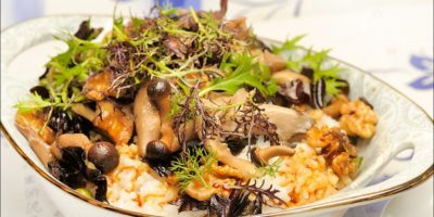 Congee con funghi, noci e mizuna senza glutine