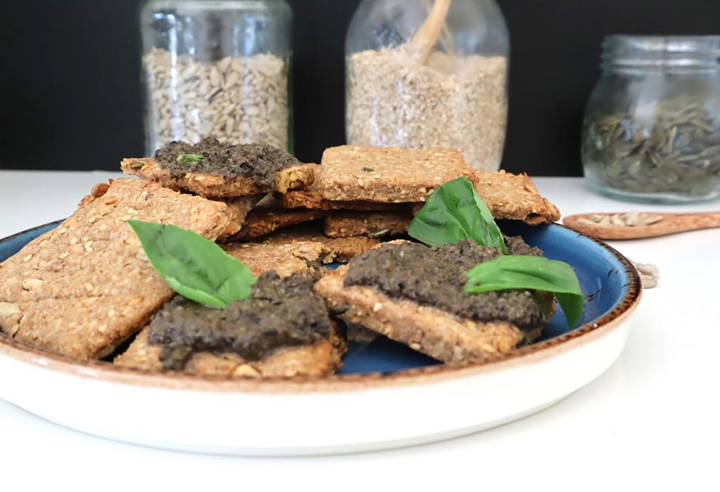 Crackers di farina integrale e semi