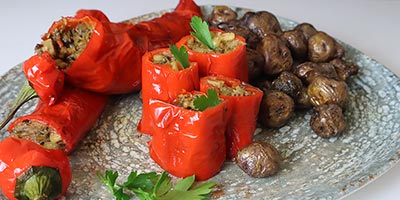 Peperoni cornetto ripieni di seitan, pinoli, funghi e pomodori secchi