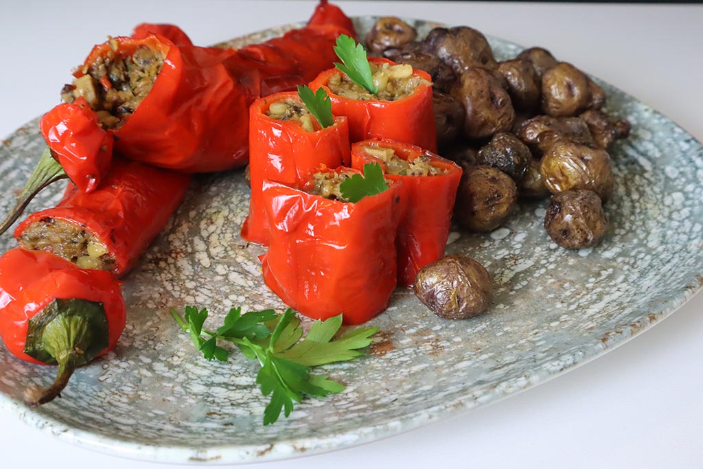 Peperoni cornetto ripieni di seitan, pinoli, funghi e pomodori secchi