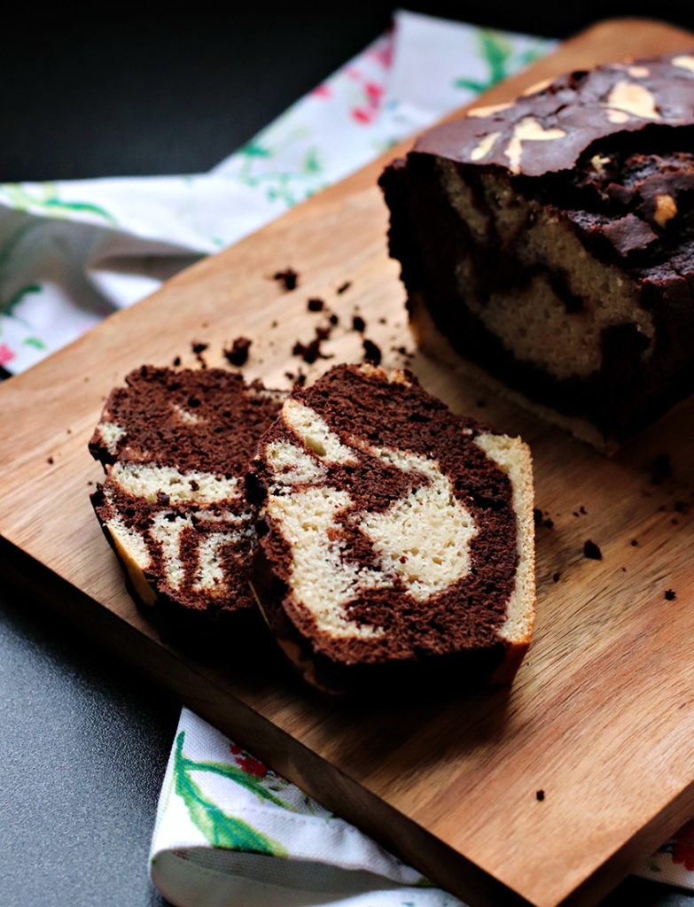 Plumcake variegato con cioccolato e mandorle