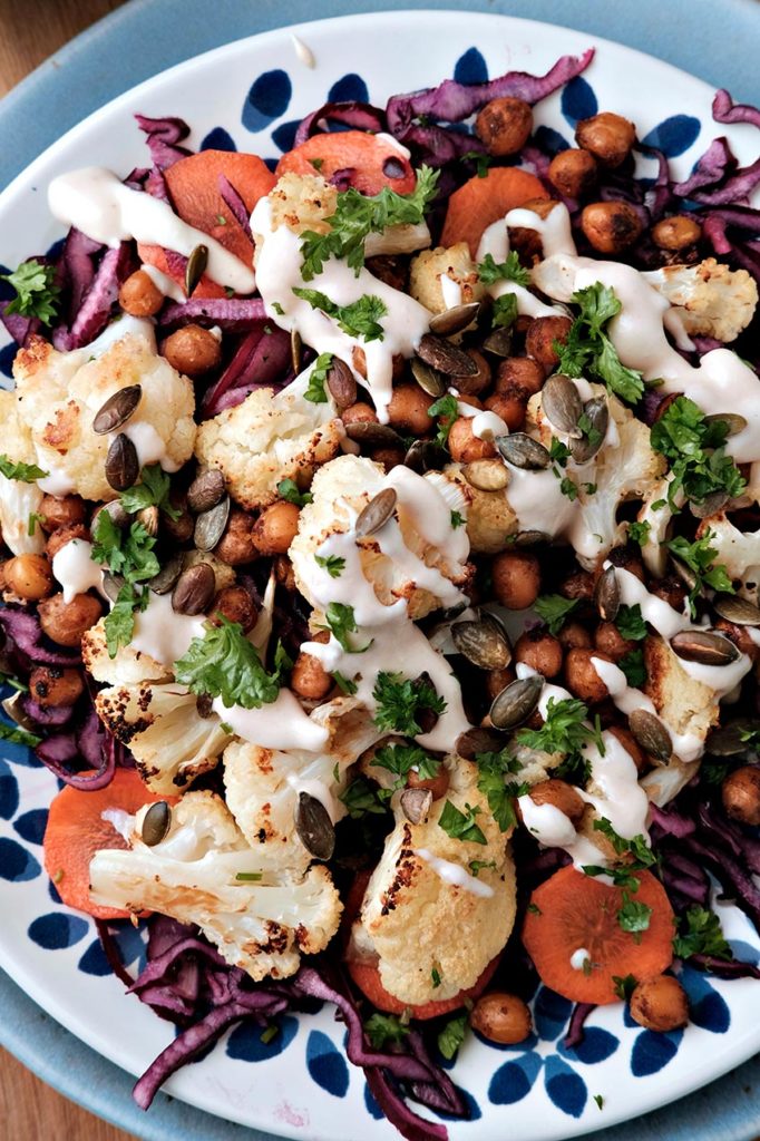 Insalatona con cavolfiore arrosto e ceci croccanti