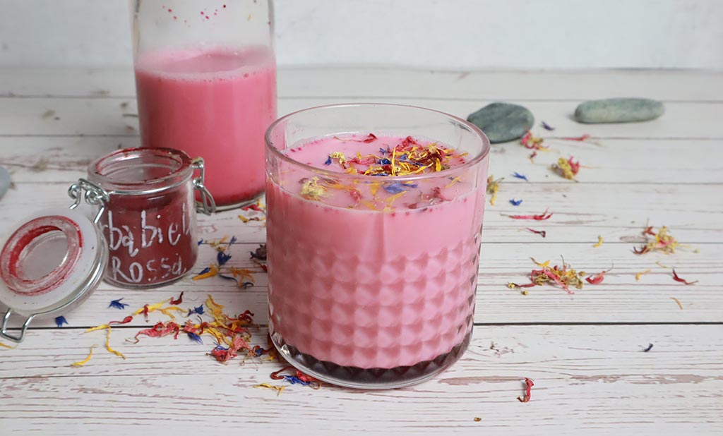 “Latte” rosa con cardamomo