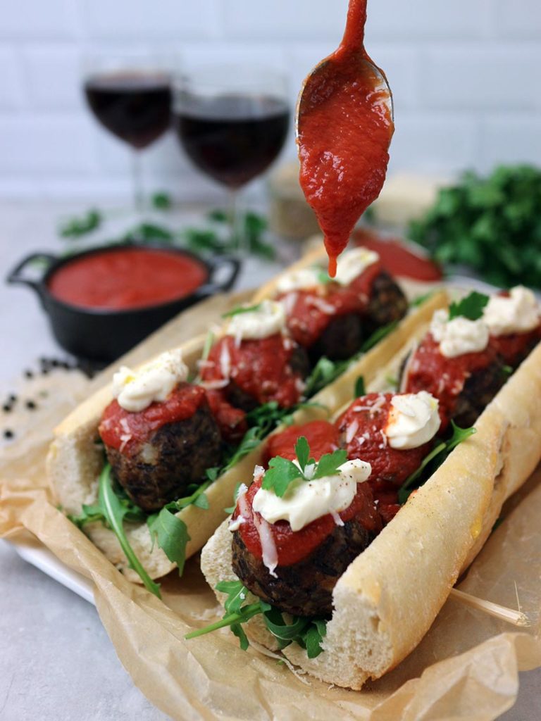 Polpette vegane al sugo tra due fette di pane