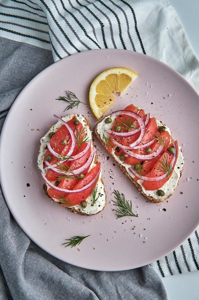 Salmone vegano o pomodori salmonati