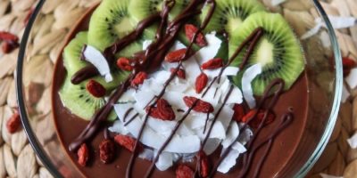 Smoothie bowl vegana al cioccolato e maca