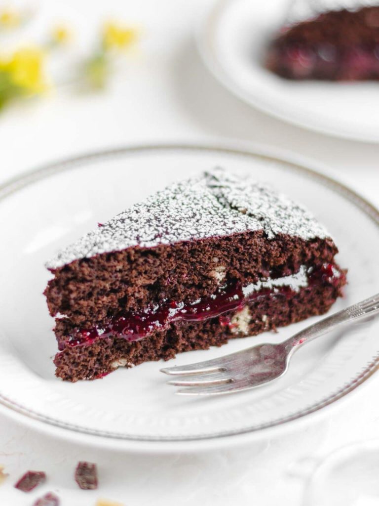 Torta vegana al cioccolato e amarena - facile e soffice