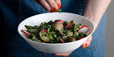 Insalata di patate novelle, piselli ed erbe aromatiche