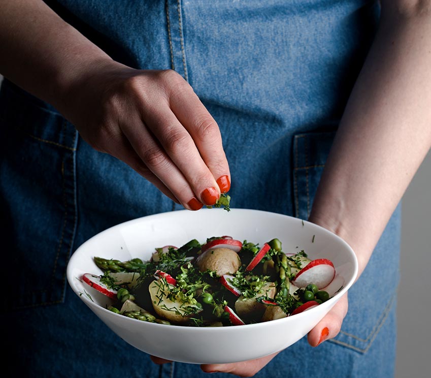 Insalata di patate novelle, piselli ed erbe aromatiche