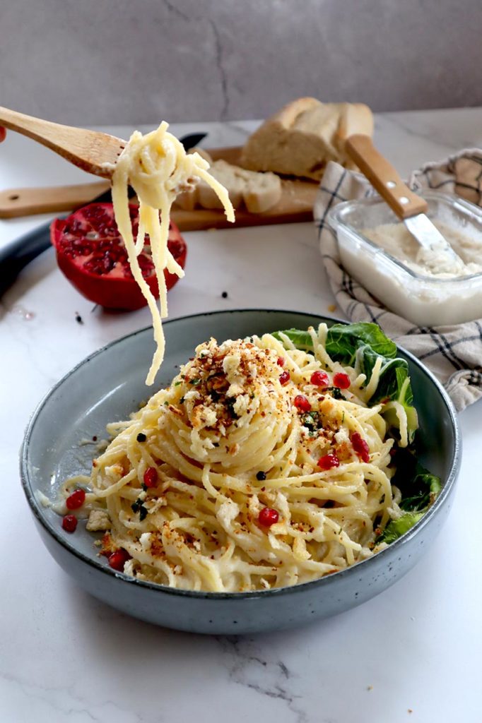 Spaghetti con crema di cavolfiore, pane tostato al prezzemolo e melograno