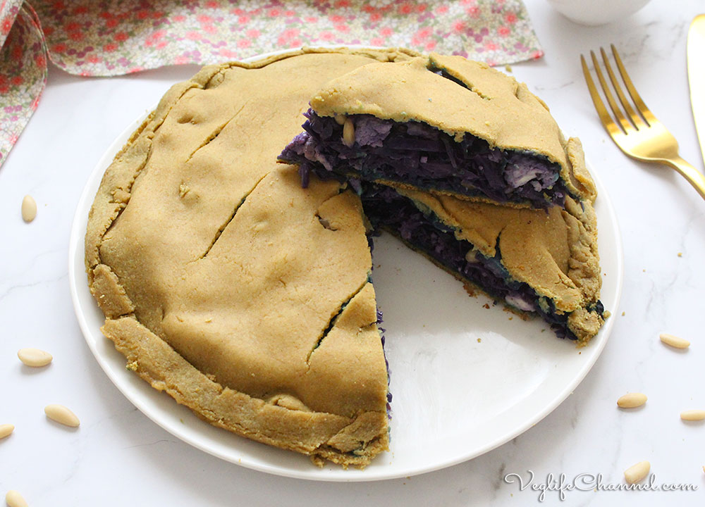 Torta salata con cavolo viola, tofu e olive