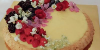 Crostata morbida vegan con crema pasticcera e frutti di bosco